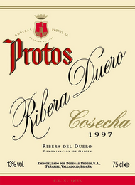 PROTOS RIBERA DUERO COSECHA 1997 RIBERA DEL DUERO DENOMINACION DE ORIGEN 13% VOL. EMBOTELLADO POR BODEGAS PROTOS, S.A., PENAFIEL, VALLADOLID, ESPANA. 75 CLE BODEGAS PROTOS S.A. FUNDANDA EN 1927 COSECHA