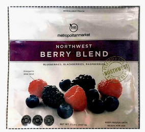 M METROPOLITAN MARKET NORTHWEST BERRY BLEND BLUEBERRIES, BLACKBERRIES, RASPBERRIES PERFECTLY RIPE BEST FLAVOR NORTHWEST ENLARGED TO SHOW DETAIL, CALORIES 80 PER 1 CUP SERVING VITAMIN C 40% PER 1 CUP SERVING DIETARY FIBER 6G PER 1 CUP SERVING NET WT. 2 LBS. (907 G) KEEP FROZEN UNTIL READY FOR USE