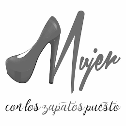 MUJER CON LOS ZAPATOS PUESTO