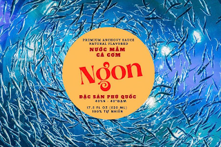 NUOC MAM CA COM NGON PREMIUM ANCHOVY SAUCE NATURAL FLAVORED DAC SÀN PHU QUÕC 40 % N - 40° DAN 17.5 FL OZ (520 ML) 100 % TU NHIÊN